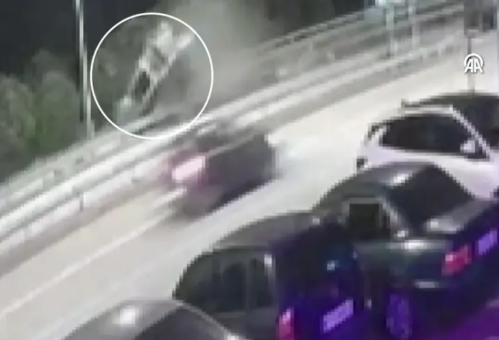 Otomobil takla atarak devrildi… 3 kişinin yaralandığı kaza böyle görüntülendi
