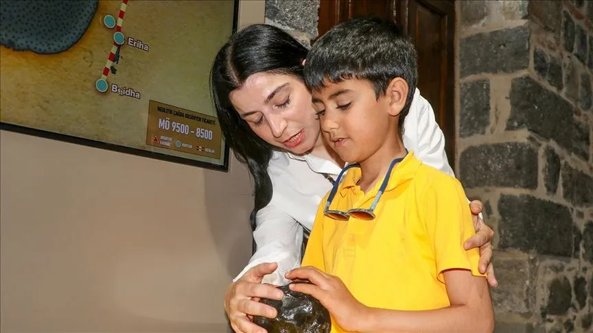 Görme engelli Recep, hayalini kurduğu müzeyi dokunarak gezdi
