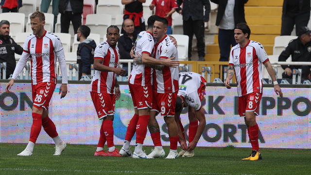 6 gollü maçta Sivasspor farklı kazandı