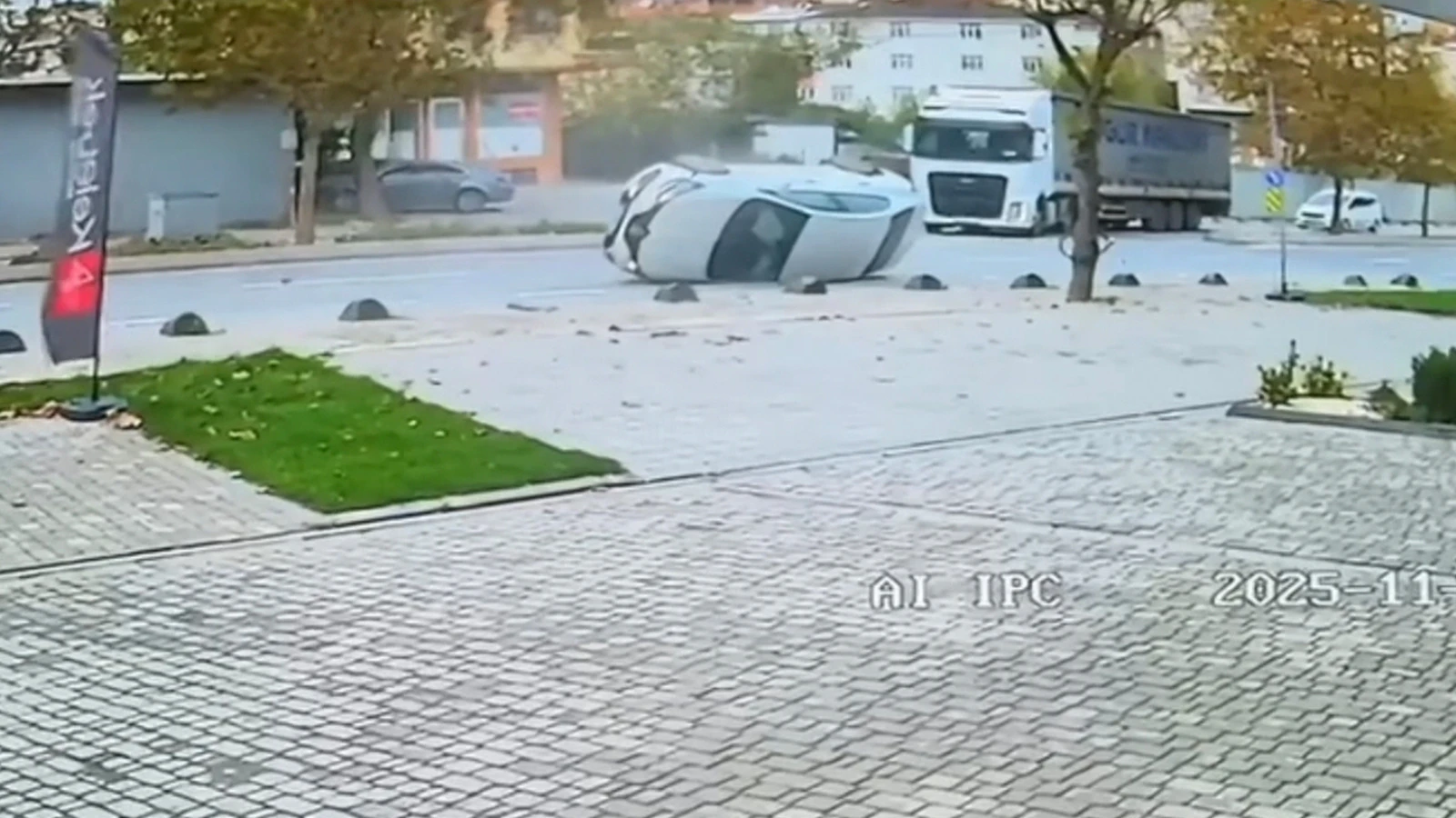 Sancaktepe'de otomobil tırla çarpıştı! O anlar kamerada