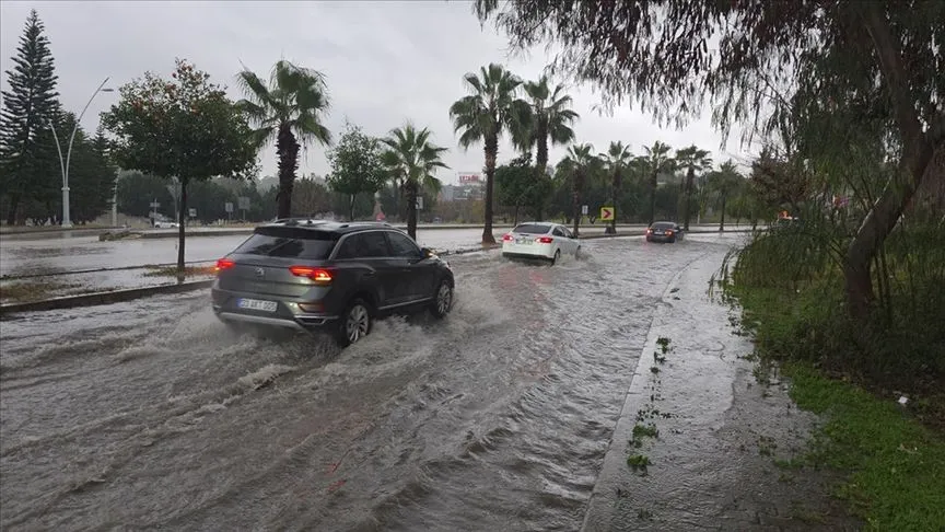 Adana'da kuvvetli yağış hayatı olumsuz etkiledi