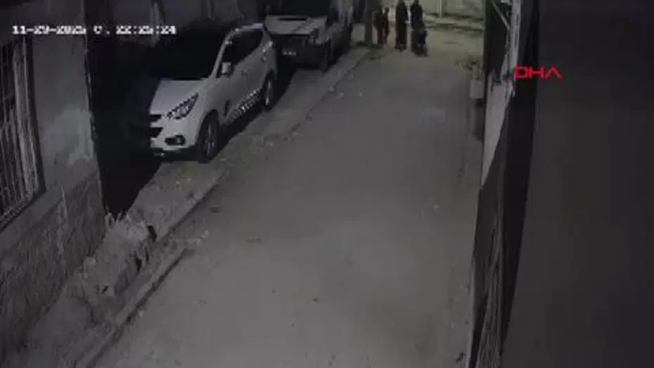 Adana'da başını otomobile çarptığı çocuğu yere fırlattı