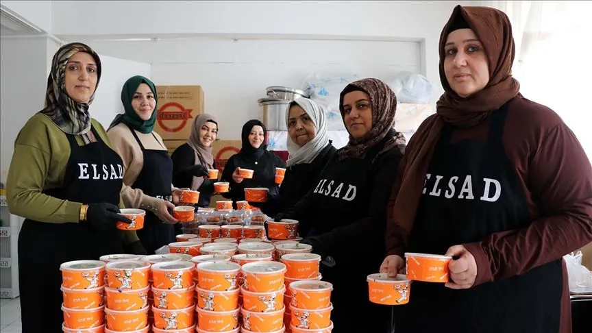 Elazığ'da kadınlar iftar sofrasında dayanışma için ocak başına geçti