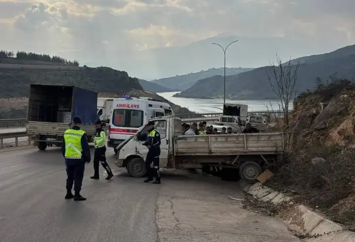 Kontrolden çıkan kamyonet yamaca çarptı: 1 yaralı