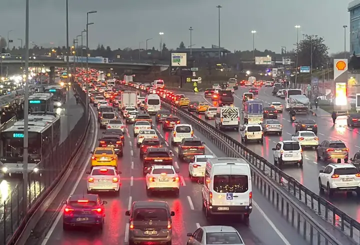 İstanbul'da trafik kilit! Yüzde 85'i gördü