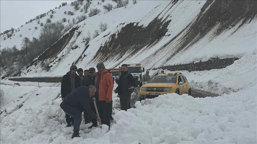 Bingöl'de çığ nedeniyle ulaşıma kapanan Karlıova-Yedisu kara yolu açıldı