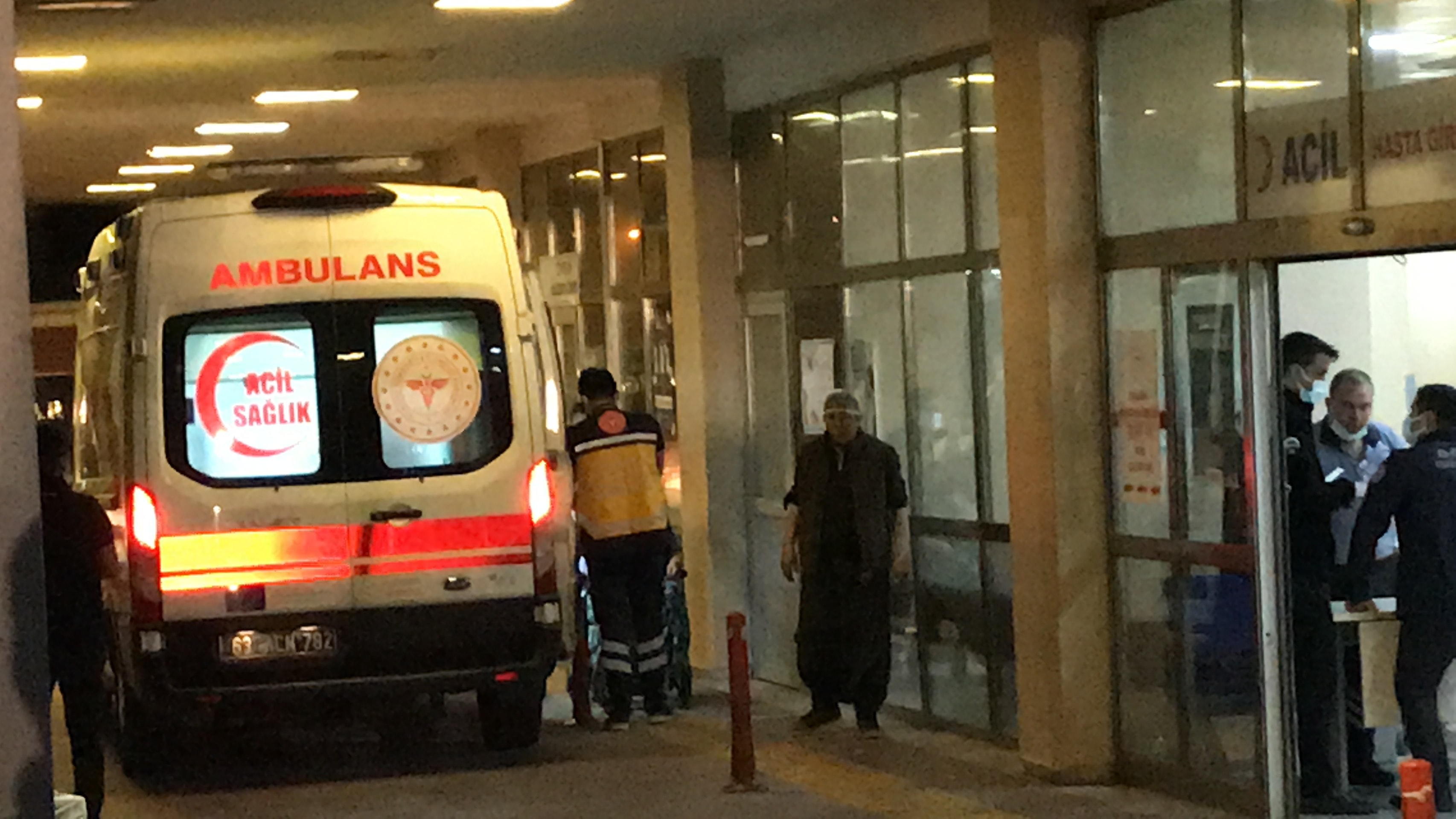 Kurye, sipariş götürdüğü 2 kardeşi bıçakla yaraladı