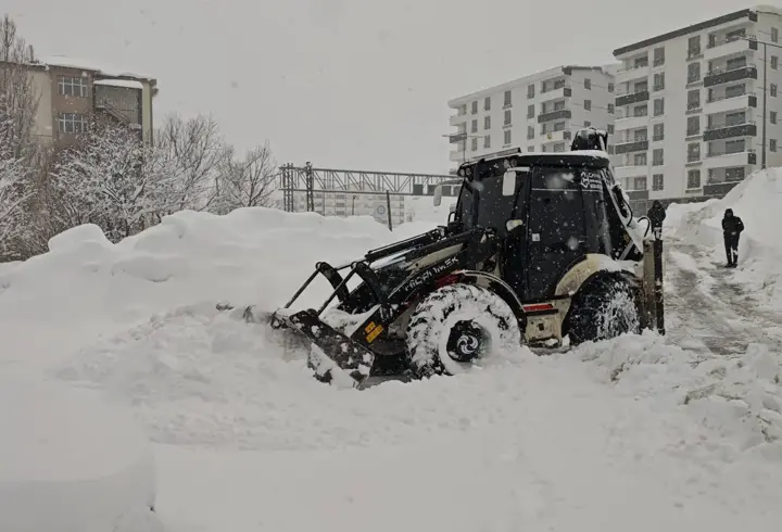 Bitlis'te yolu kardan kapanan köydeki hasta için ekipler seferber oldu