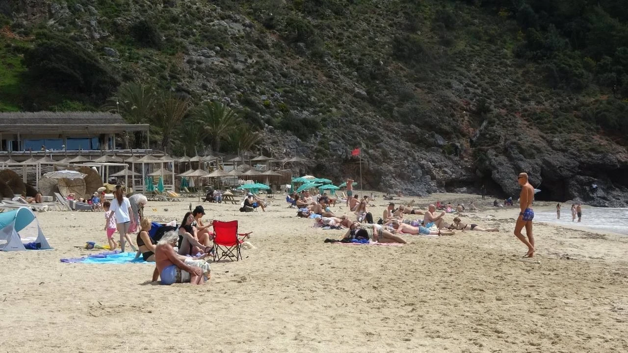 Antalya sezonu erken açtı: 21 dereceyi gören denize koştu