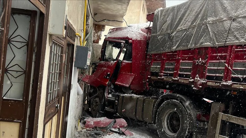 Tokat'ta tırın eve çarpması kameraya yansıdı