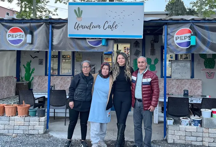 AFAD gönüllüsü öğretmen, depremde kurtardığı kadını ziyaret etti