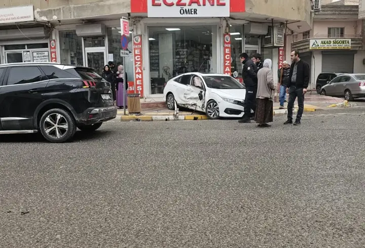 Nusaybin’de cip ile otomobil çarpıştı: 1 yaralı