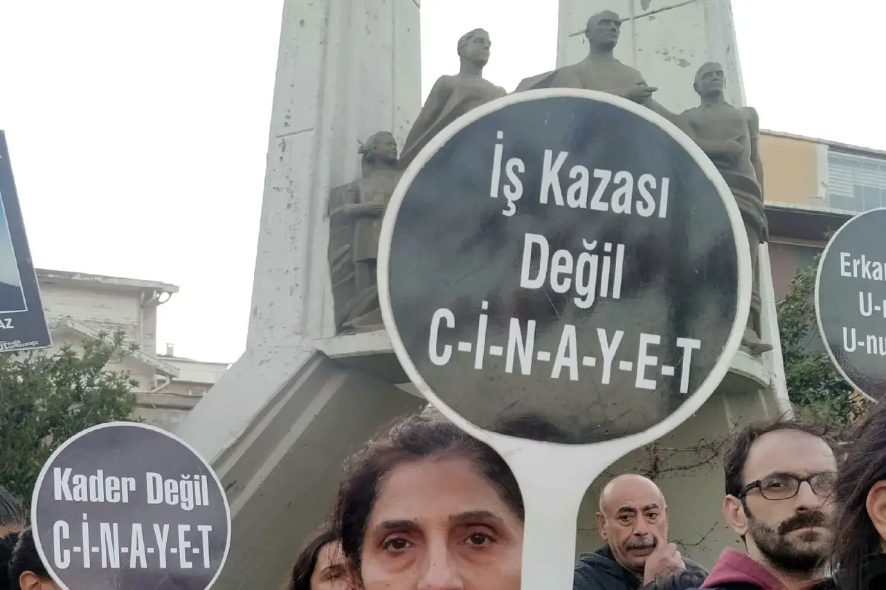 Bursa'da İş Makinesiyle Hurdaların Arasında Kalan Operatör Yaşamını Yitirdi