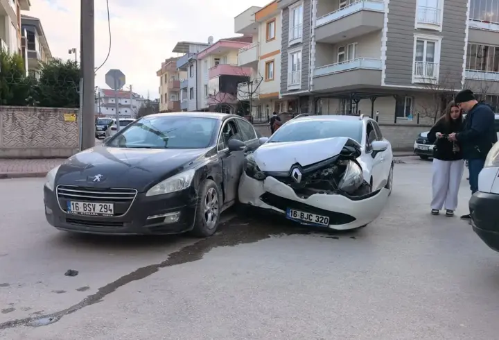 Bursa'da iki otomobilin çarpıştığı kazada 3 kişi yaralandı