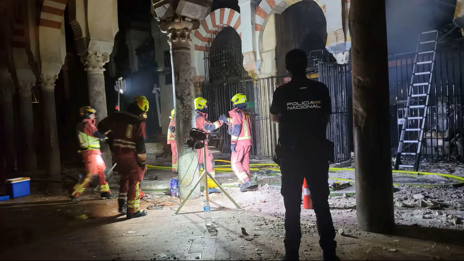 Kurtuba Camii'nde yangının çıktığı şapelin çatısı çöktü