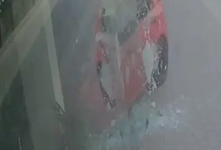 Adana'da otomobil, ayakkabı mağazasına daldı; kaza kamerada