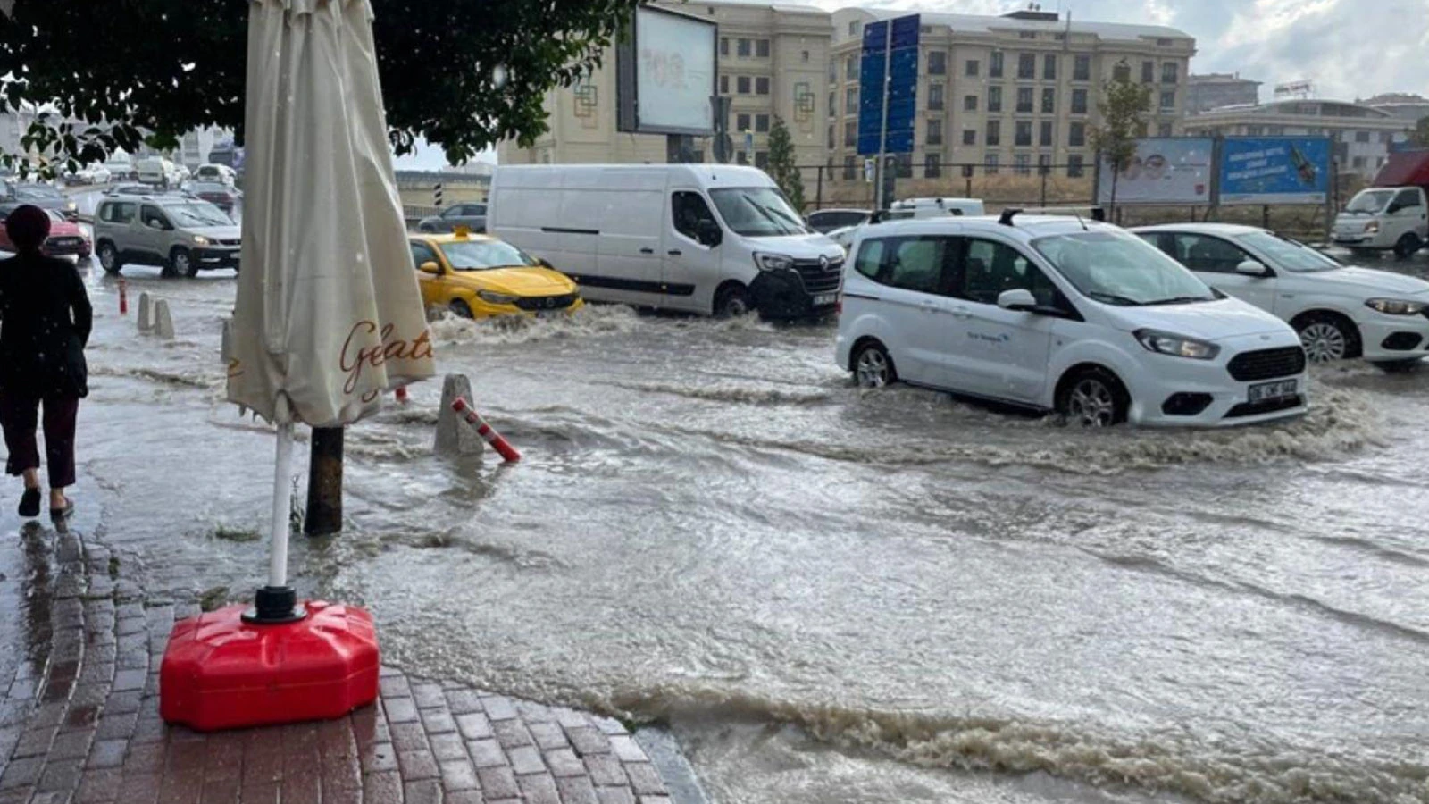 İstanbul'un Yeni Normali! Yağmur Gökten Felaket Betondan