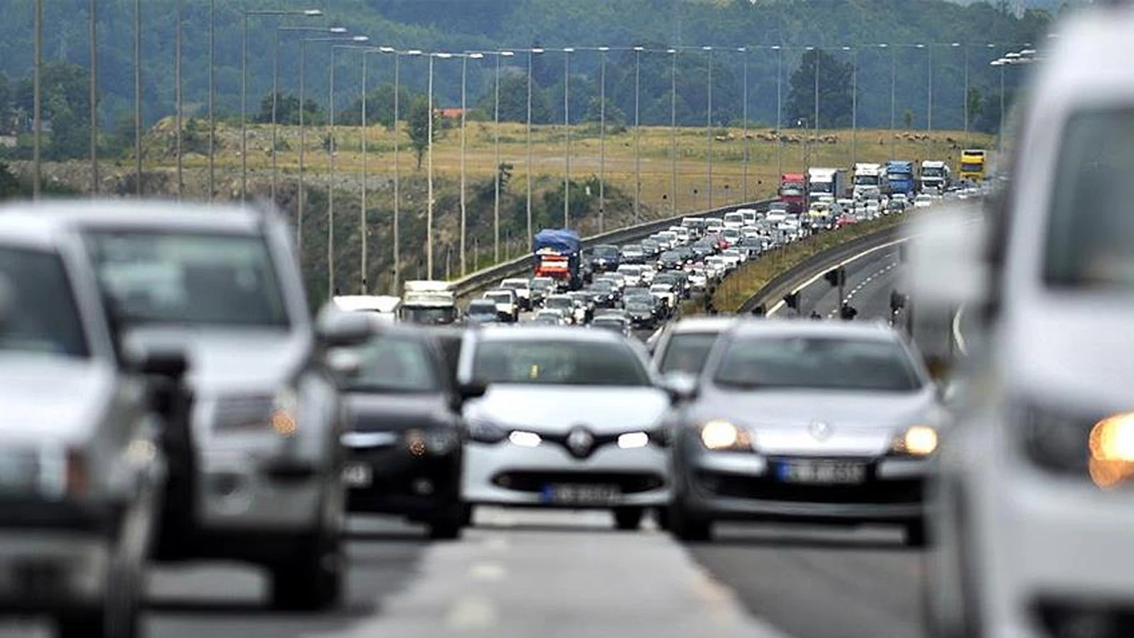 İstanbul'da trafik yoğunluğu sağanak yağışın da etkisiyle arttı