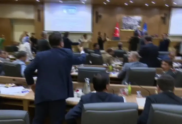 Bursa Büyükşehir Meclisi'nde grup sözcüleri arasında tartışma