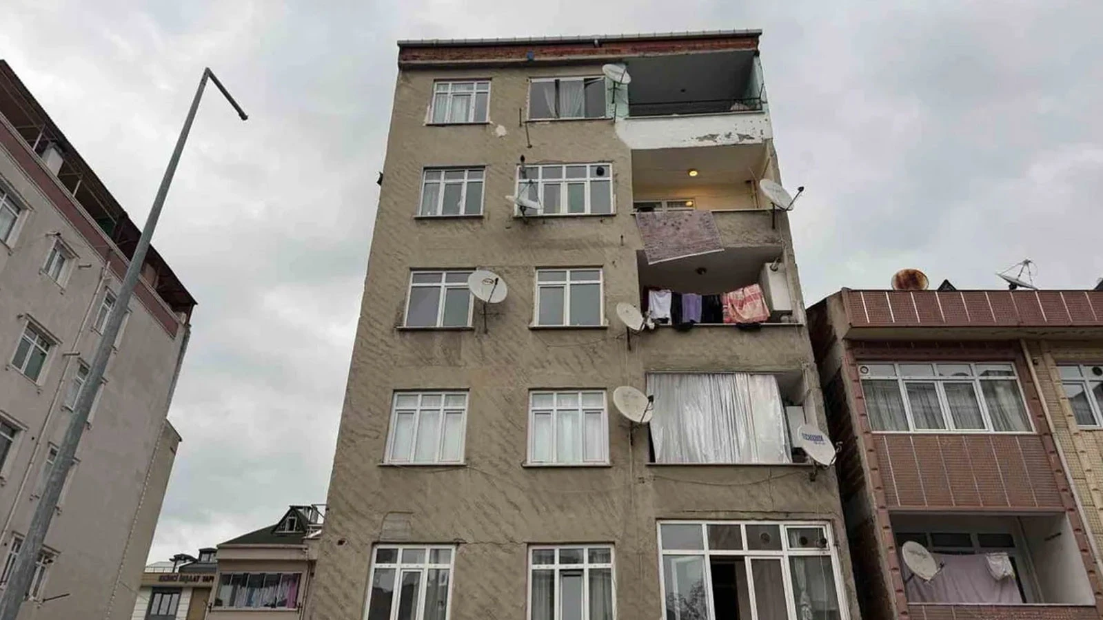Küçükçekmece'de 7 Katlı Binadaki Dairede Fayanslar Çatladı: Bina Tahliye Edildi