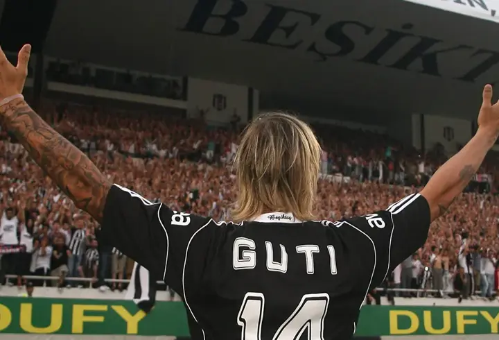 15 yıl önce Beşiktaş'a imza atan Guti'den paylaşım!