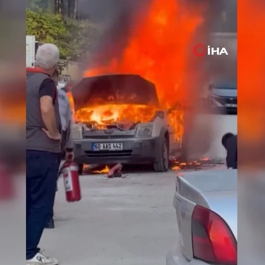 Tokat'ta Hastane Otoparkında Otomobil Yangını: Üç Araç Zarar Gördü
