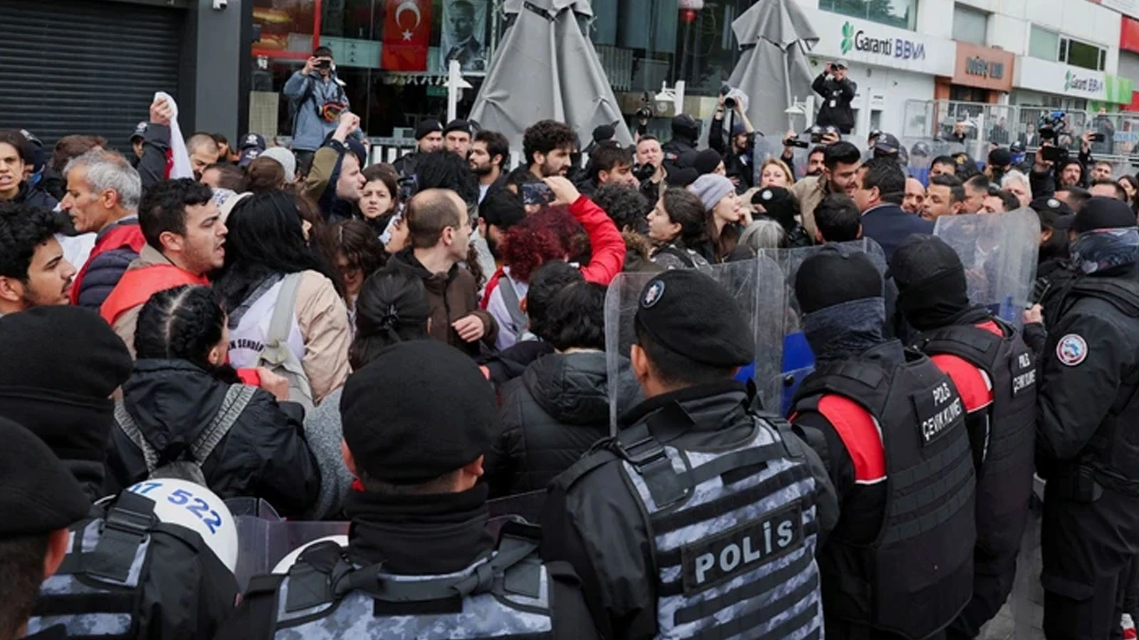 İstanbul'da 1 Mayıs etkinliklerinde arbede çıktı: Gözaltılar var