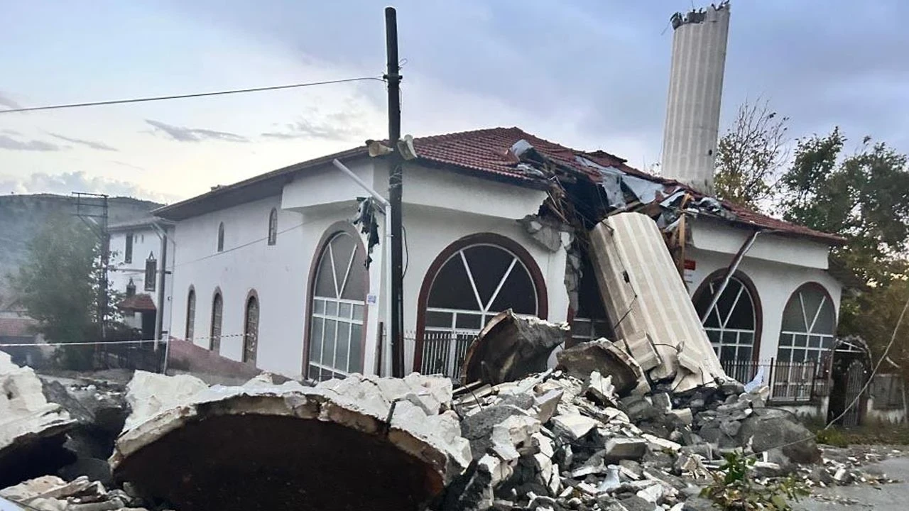 Ankara'yı vuran fırtınada cami minaresi yıkıldı!