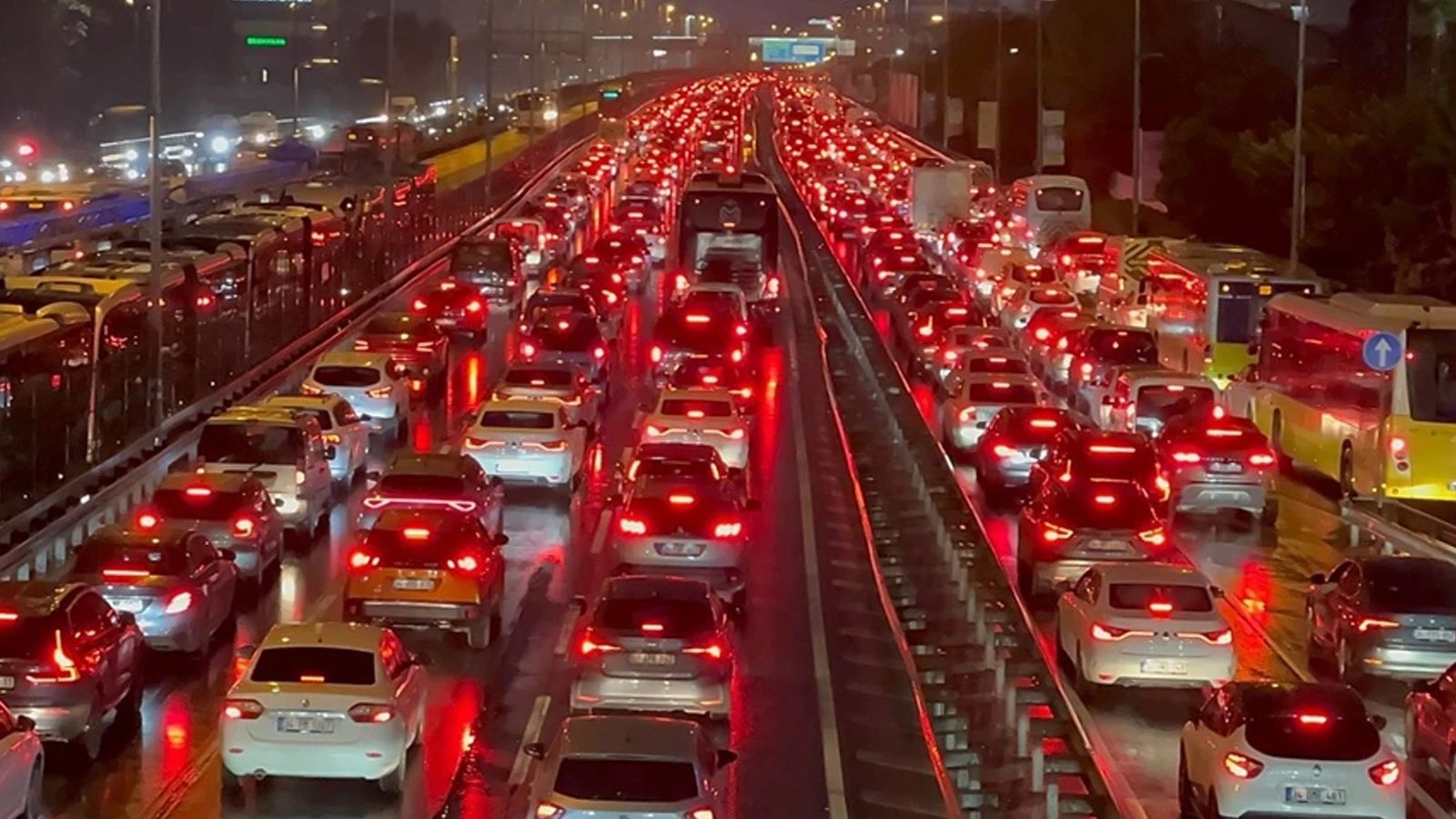 Meteoroloji ve AKOM uyarmıştı! İstanbul'da trafik kilit