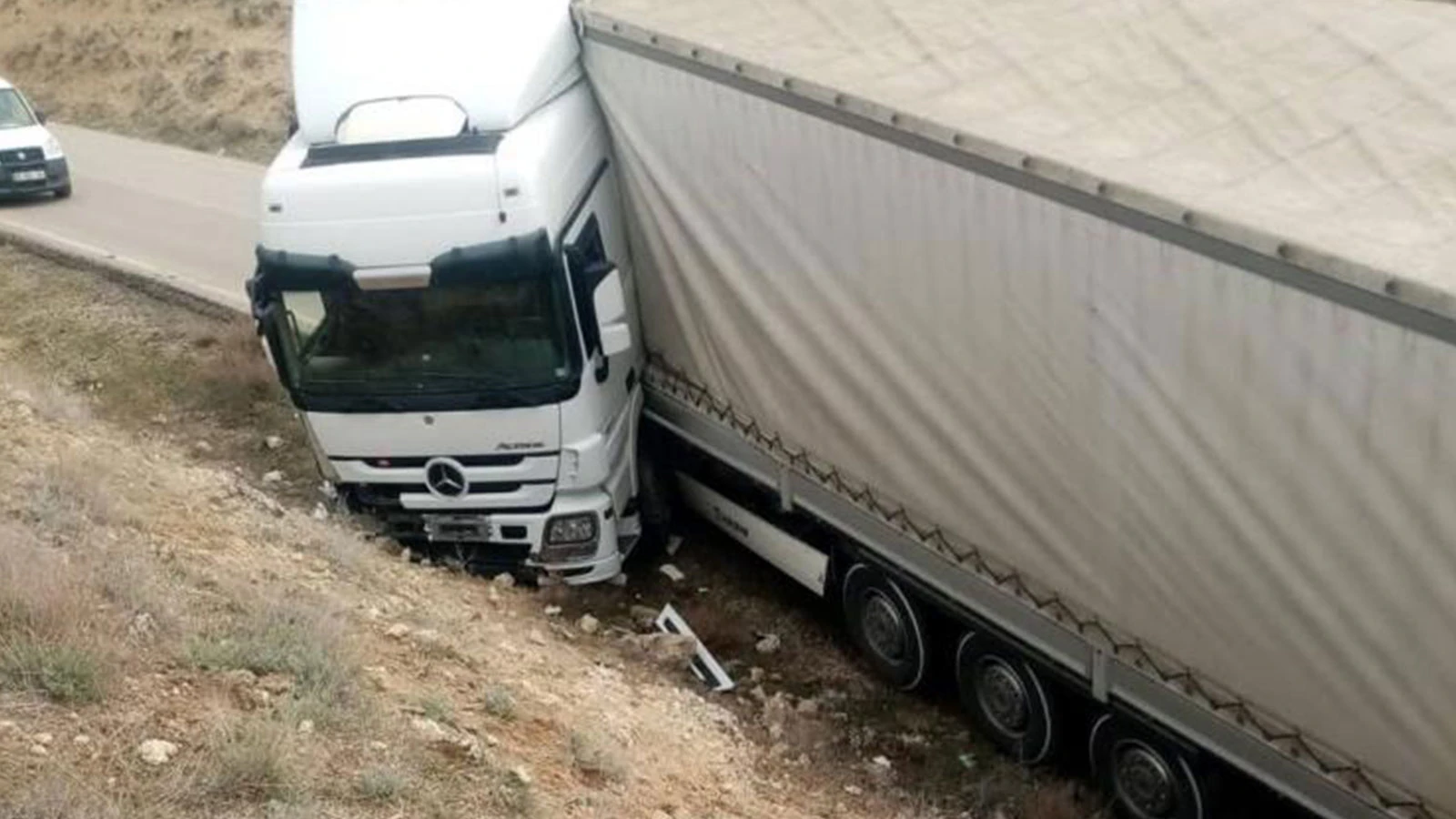 Ankara'da yağmur nedeniyle kayganlaşan yolda tır yoldan çıktı