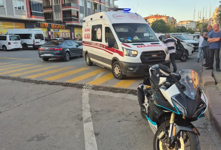 Edirne'de otomobilin çarptığı motosiklet sürücüsü yaralandı