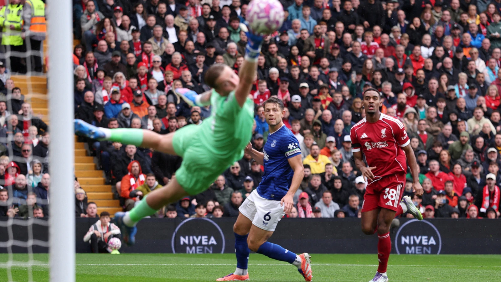Liverpool, Anfield’da Everton’ı 2-1 yenerek derbi serisini sürdürdü