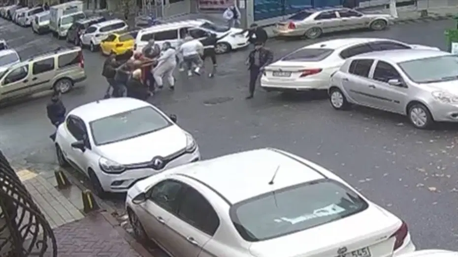 İstanbul'da trafik kazası sonrası yumruklar konuştu