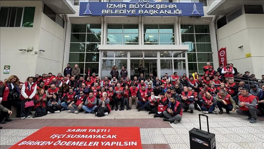 Sosyal haklarını alamayan İzmir Büyükşehir Belediyesi işçilerinden oturma eylemi