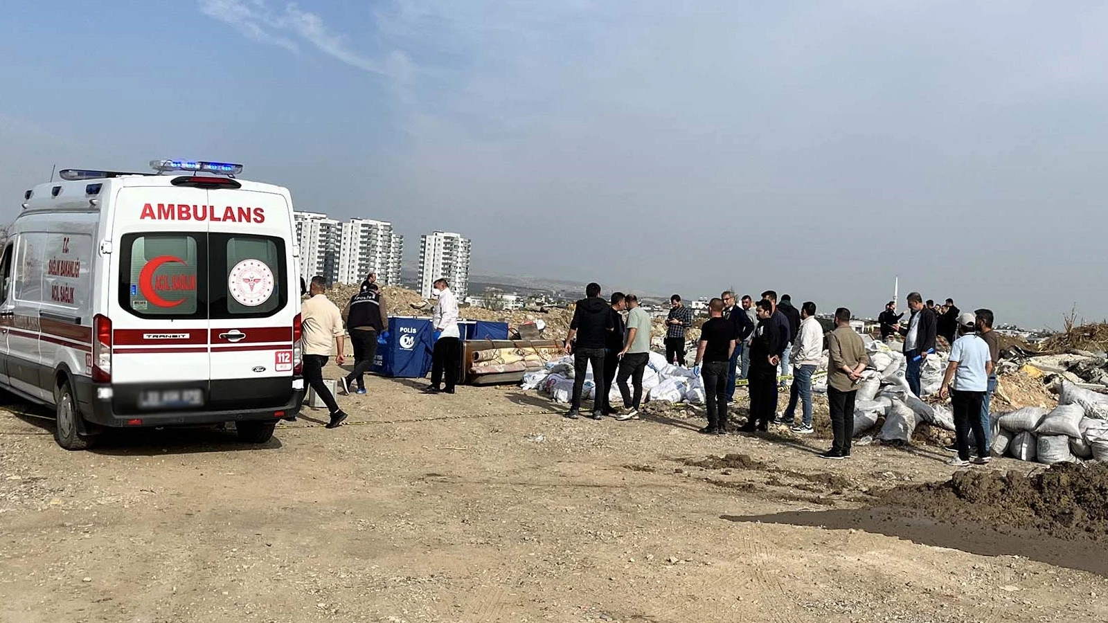 Mersin'de kan donduran görüntü: Hafriyat döküm alanında halıya sarılmış halde bulundu