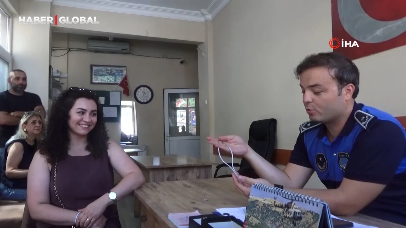 Unutulan pırlanta dolu çantayı sahibine teslim ettiler
