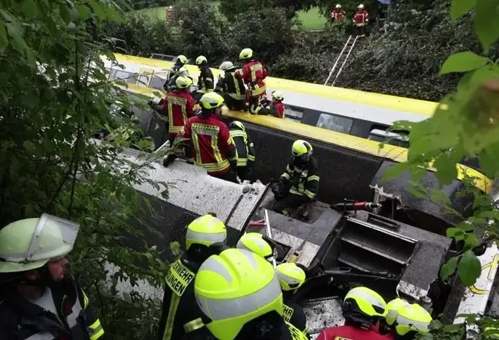 Almanya'da korkunç kaza: Yolcu treni raydan çıktı!