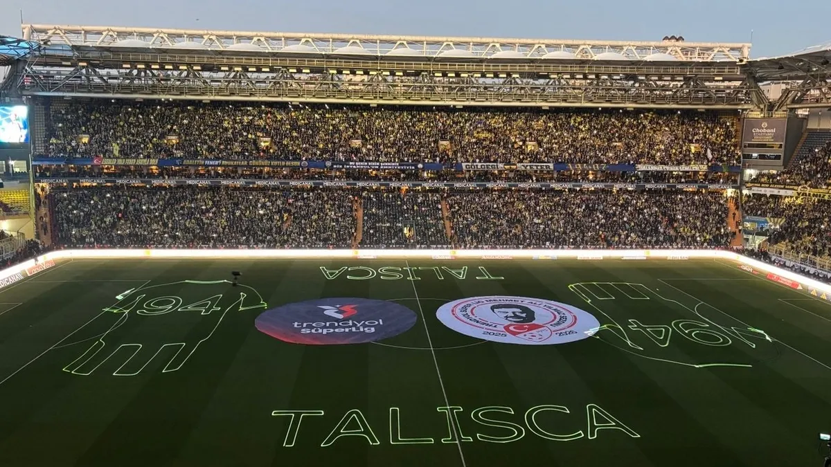 Fenerbahçe’den Beşiktaş derbisi öncesi lazerli gösteri!