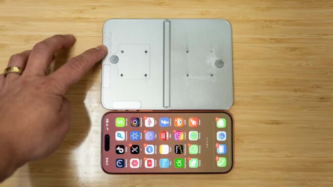Katlanabilir iPhone’un boyutunu gözler önüne seren fotoğraflar paylaşıldı