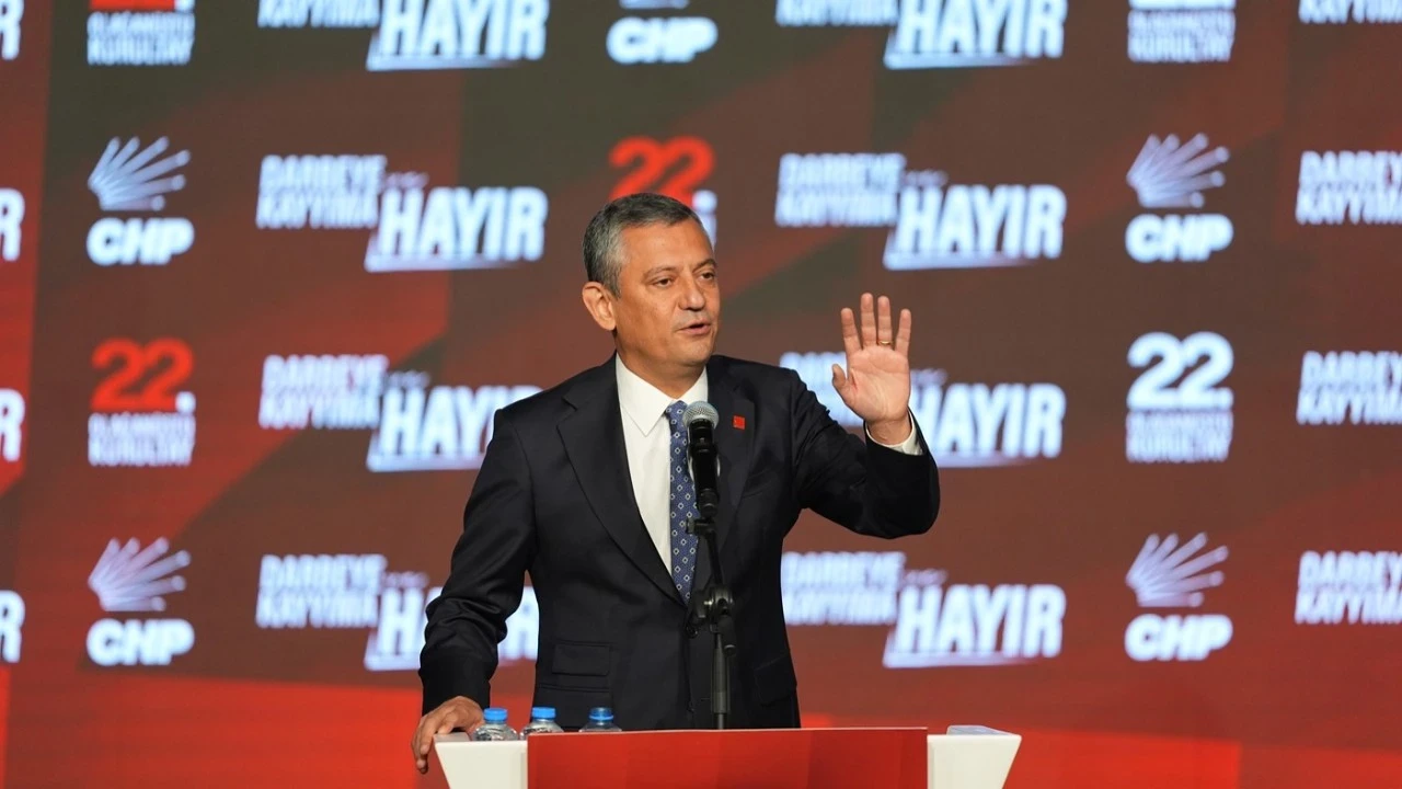 CHP'nin 22. Olağanüstü Kurultay'ında karar: Özgür Özel yeniden genel başkan seçildi