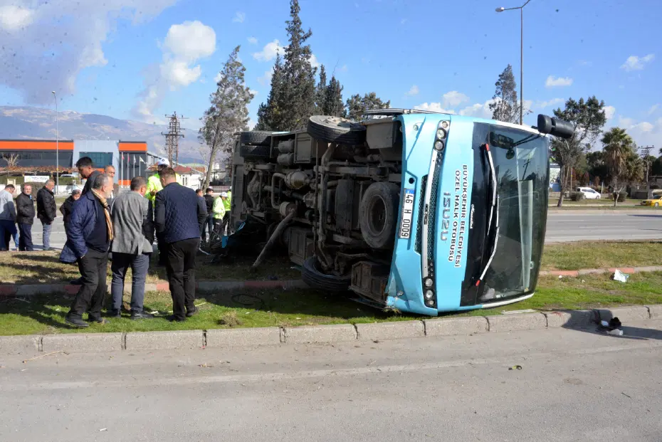 Ticari araç halk otobüsüne çarptı, 17 kişi yaralandı