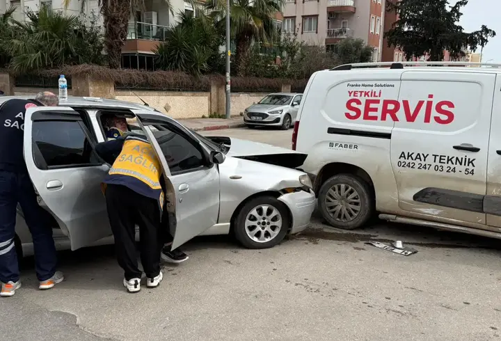 Sürücü, eşi ve kızı kazada yaralandı