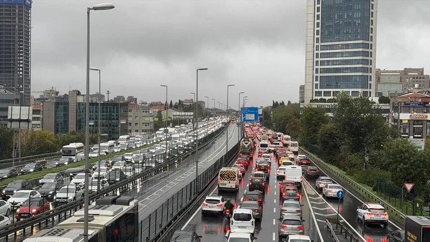 İstanbul'da akşam saatlerinde trafik yoğunluğu yüzde 89'a ulaştı