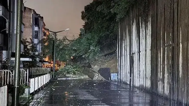 Zonguldak'ta Korkutan Heyelan! İki Araç Toprak Yığını Altında Kaldı