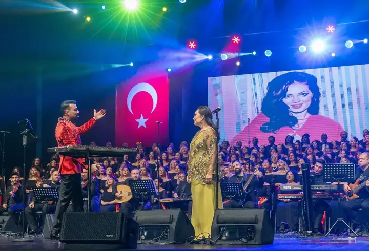Türkan Şoray, ‘İyilik Korosu’ ile Mersin’de sanatseverlerle buluştu