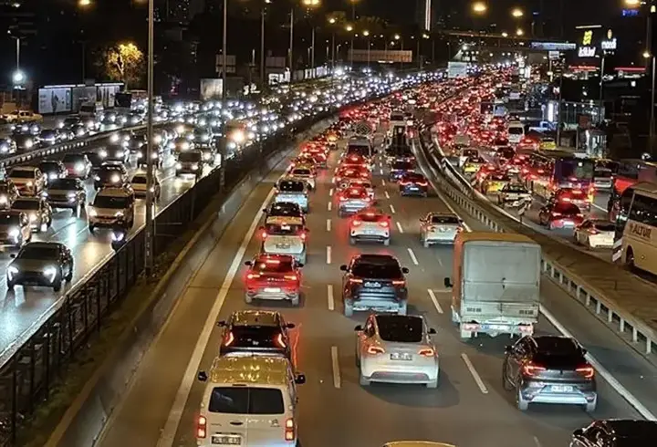 İstanbul'da iftar öncesi trafik yoğunluğu yüzde 83'e yükseldi
