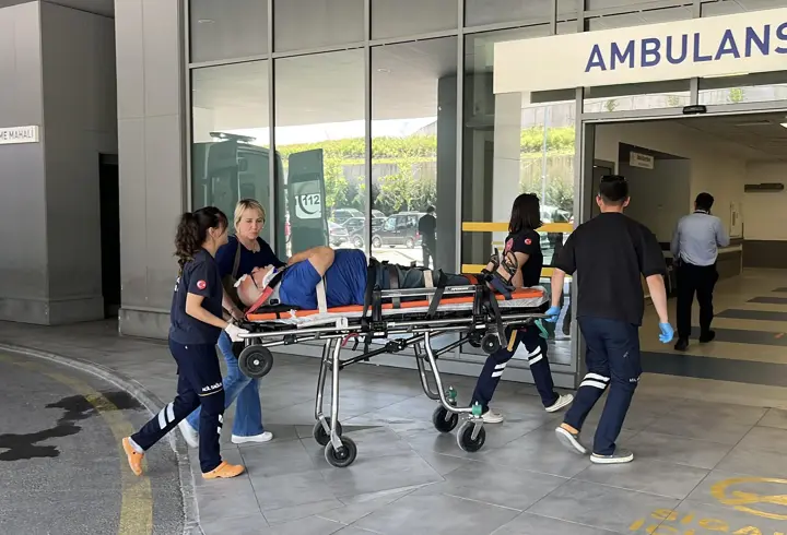 Kocaeli'de otomobil ağaca çarptı; sürücü ile eşi yaralı