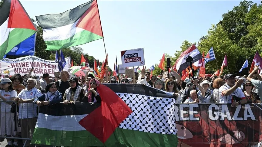 Berlin’de binlerce kişi Filistin’e destek gösterisi yaptı