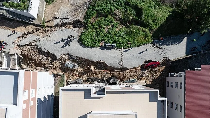 İzmir'de istinat duvarının çökmesi sonucu 2 bina ve 6 araç hasar gördü