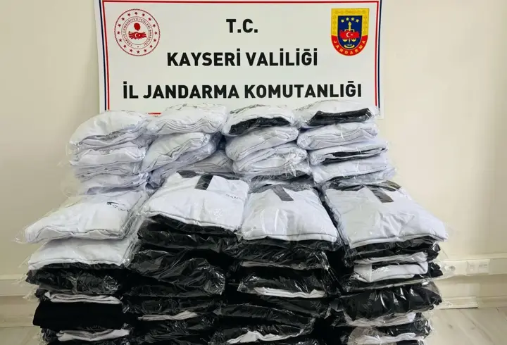 Kayseri'de 320 bin TL'lik sahte lisanslı tişört ele geçirildi